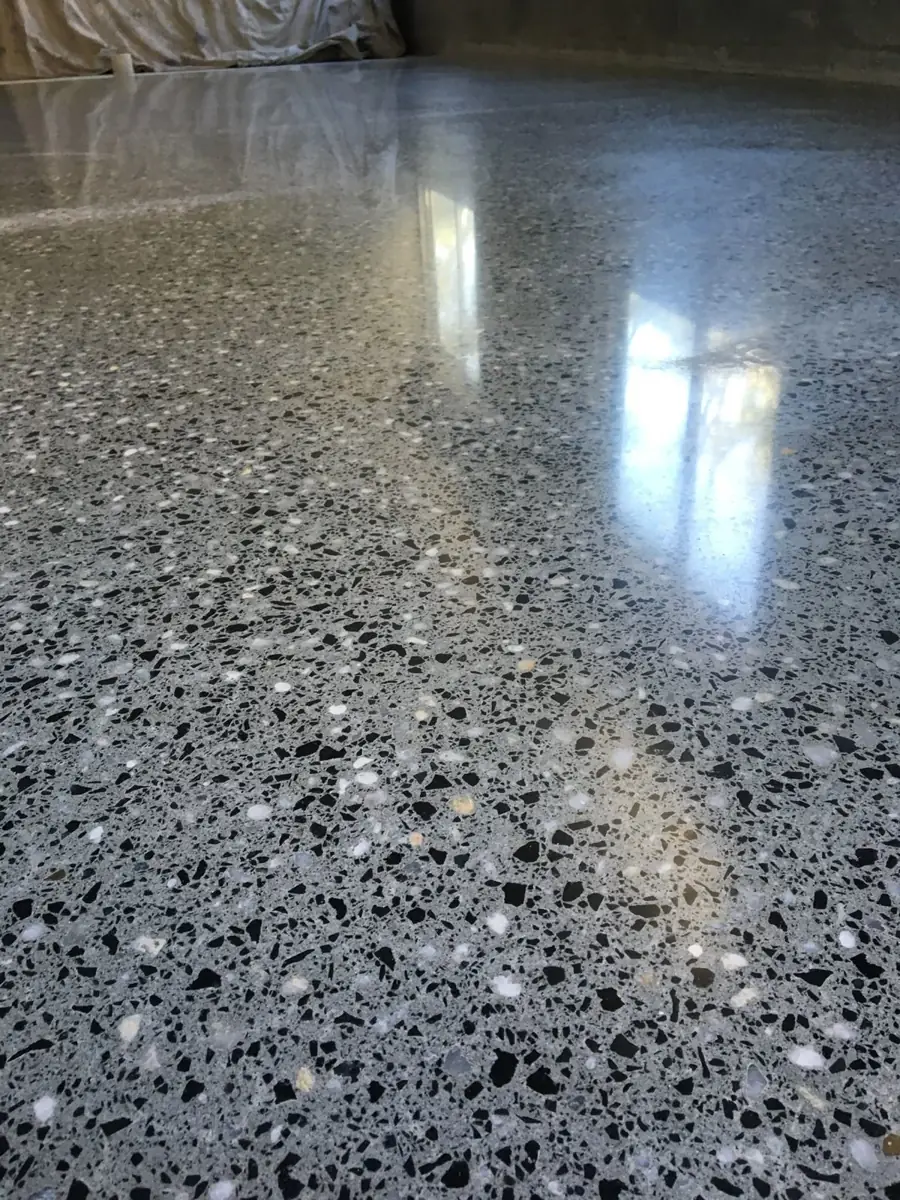 Concreto pulido tipo terrazo con agregado expuesto