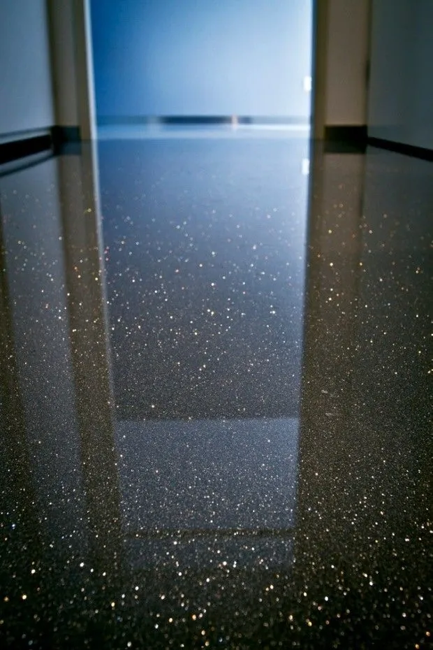 Pasillo con piso epóxico gris oscuro con glitter brillante